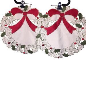 Christmas Placemats (2) Excellent Pre-Owned Condition 15.5" round